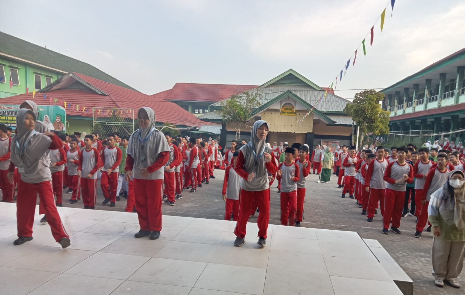 Jumat Sehat dan Penuh Semangat, MTsN 1 Kota Bengkulu Gelar Senam Bersama