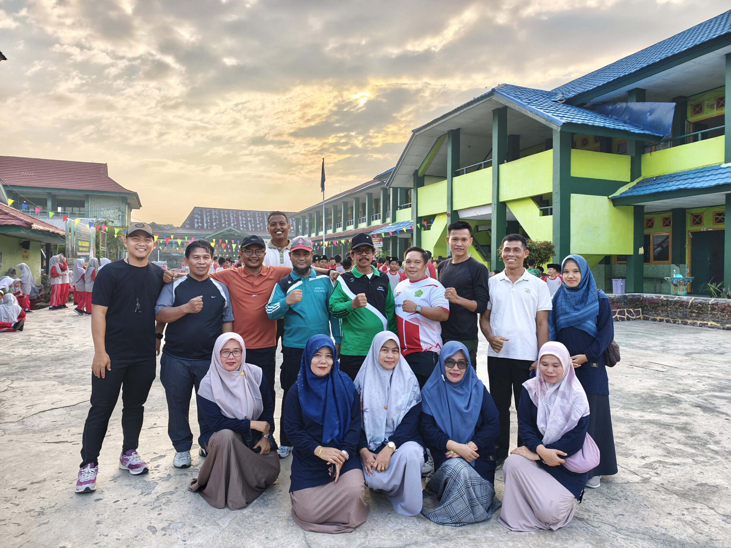 Bangun Semangat Kerja dan Kebugaran, Guru dan Staf TU MTsN 1 Kota Bengkulu Ikuti Senam Bersama