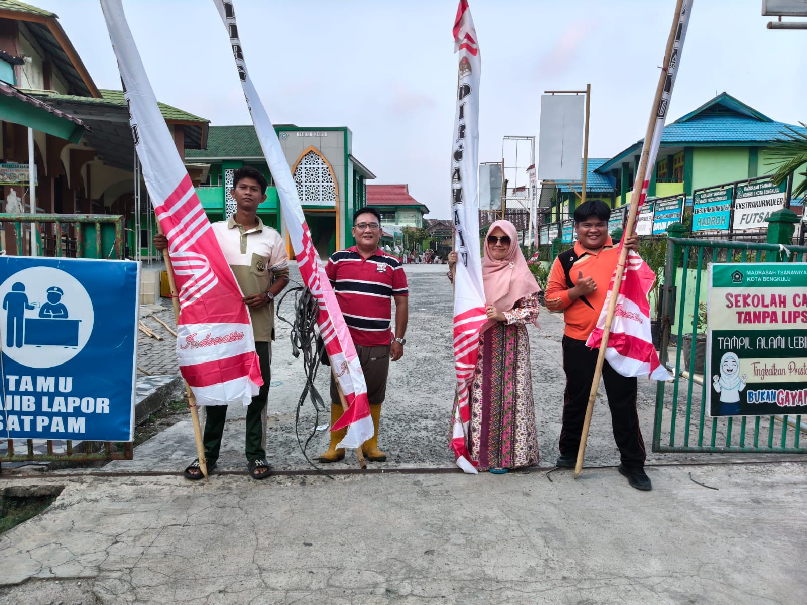 Semarak Sambut Bulan Kemerdekaan, MTsN 1 Kota Bengkulu Percantik Madrasah dengan Pemasangan Umbul-Umbul