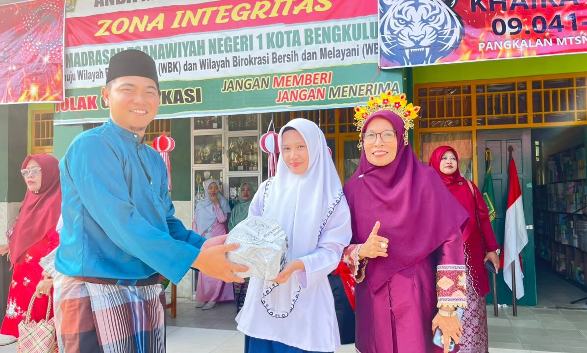 Hari Merdeka Penuh Kemenangan, Ketua Panitia Porseni Serahkan Hadiah kepada Para Juara