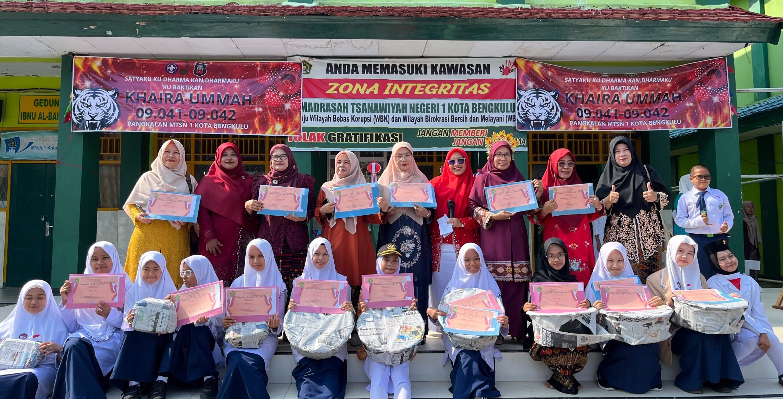 Kado Kemerdekaan, Para Juara Porseni MTsN 1 Kota Bengkulu Terima Apresiasi Usai Upacara HUT RI ke-81