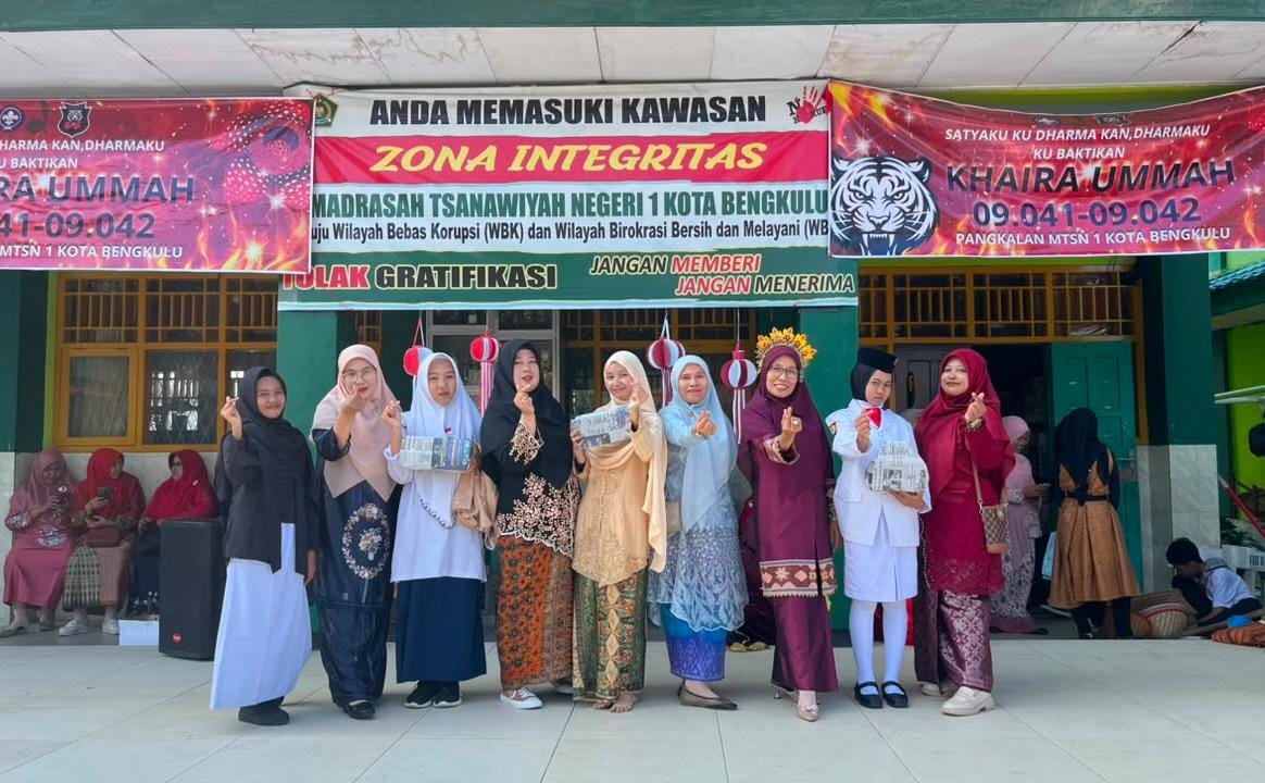 Senyum Bahagia Para Juara, Siswa MTsN 1 Kota Bengkulu Terima Hadiah Porseni di Hari Kemerdekaan