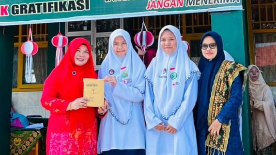 Ka.MTsN 1 Kota Bengkulu Serahkan Piagam Penghargaan dan Hadiah, Para Juara Porseni Sambut dengan Senyum Bahagia