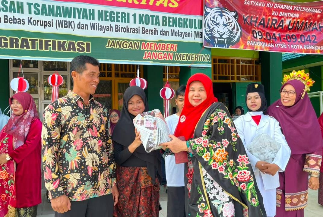Senyum Bahagia Wali Kelas, Dampingi Siswa Terima Hadiah Porseni di Hari Kemerdekaan
