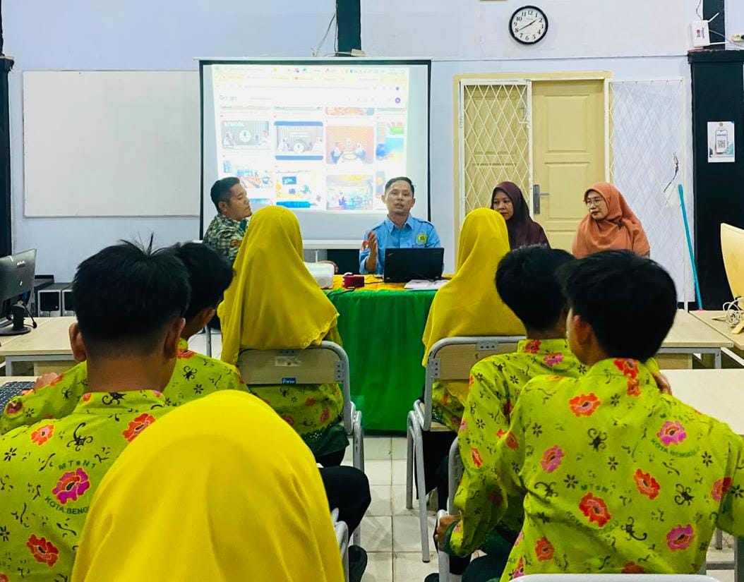 Asah Kreativitas dan Public Speaking, Tim Podcast MTsN 1 Kota Bengkulu Bekali Siswa Kelola Program Podcast