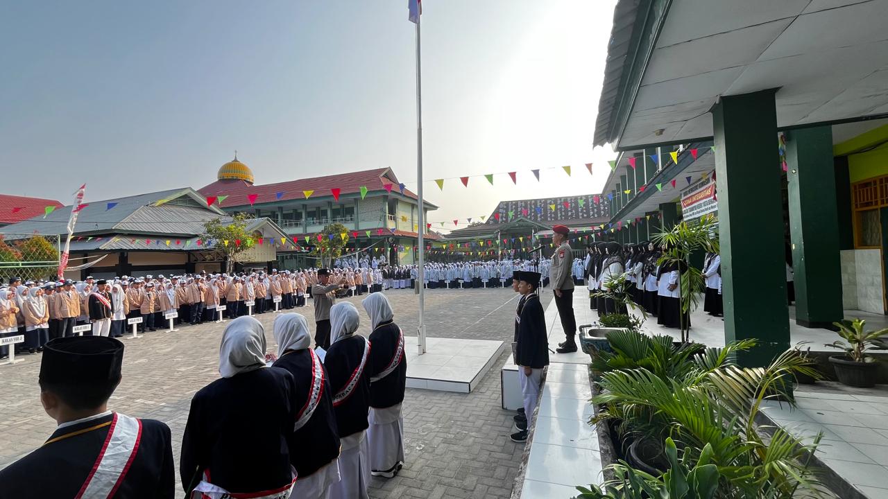 MTsN 1 Kota Bengkulu Perkuat Karakter Siswa, Polsek Gading Cempaka Jadi Pembina Upacara