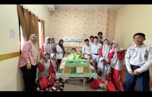 Keluarga Besar IX H MTsN 1 Kota Bengkulu Tunjukkan Kepedulian, Jenguk Teman yang Dirawat di RS Medika