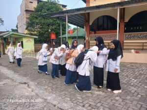 Awali Senin dengan Semangat Positif: Tim BK, PJOK, dan SBK Sambut Siswa Melalui Piket Sapa Salam di MTsN 1 Kota Bengkulu