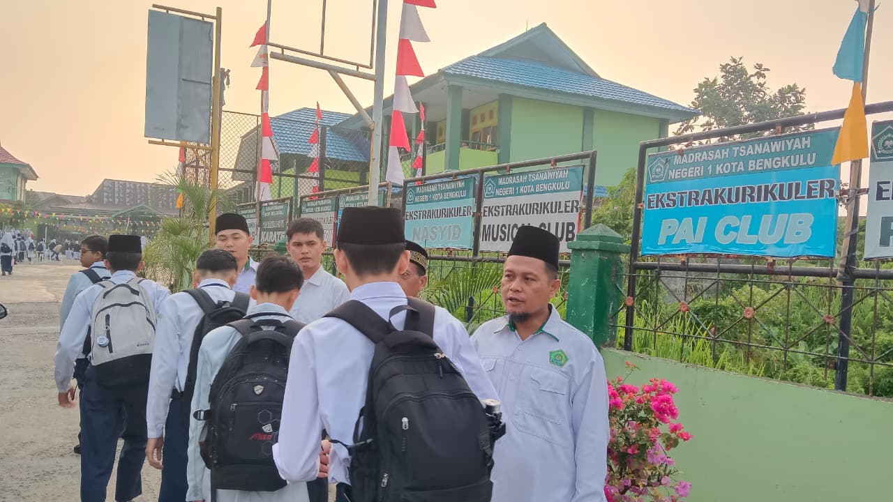 Sapa, Salam, dan Senyum di Gerbang Madrasah, Guru MTsN 1 Kota Bengkulu Sambut Siswa Setiap Pagi