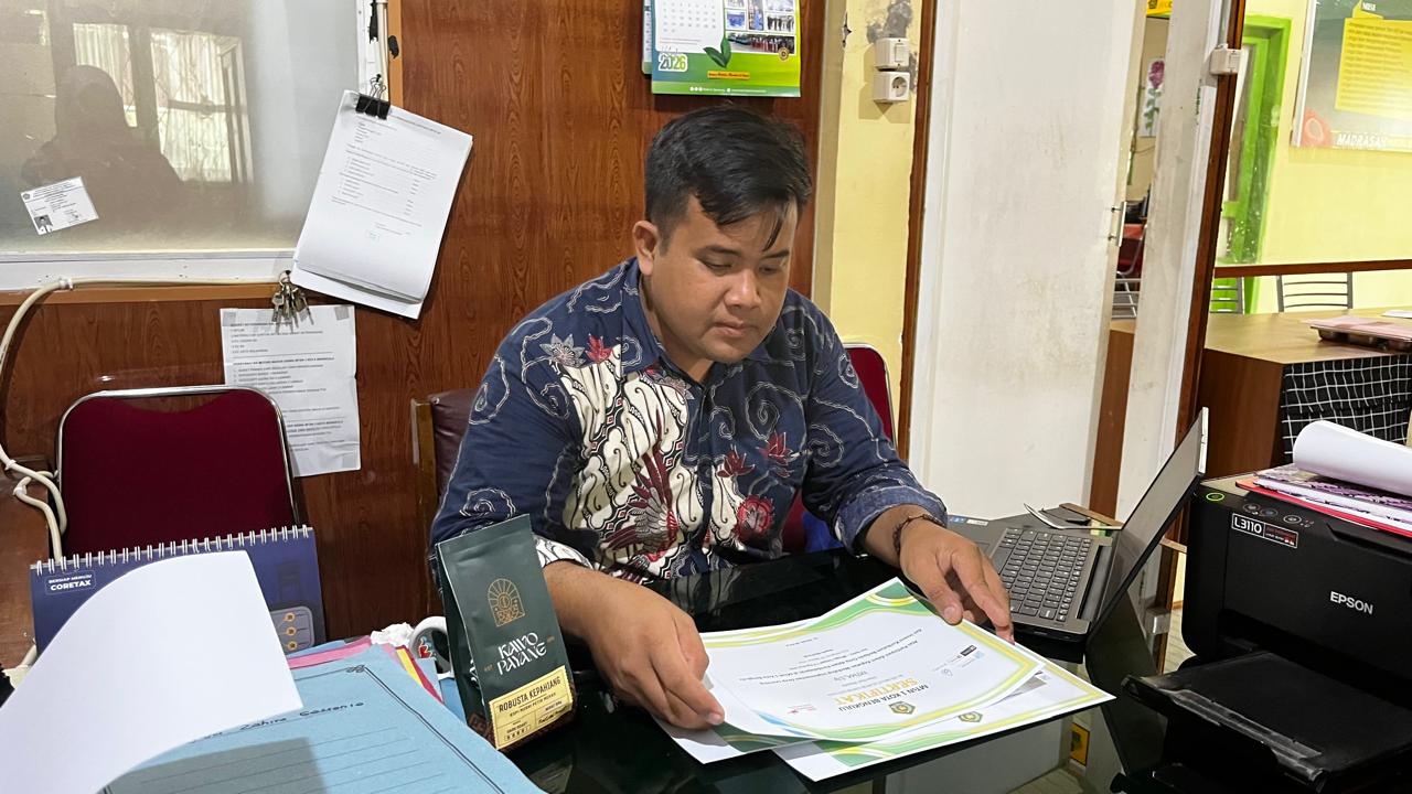 Dukung Tindak Lanjut Workshop, Operator MTsN 1 Kota Bengkulu Rampungkan Pencetakan Sertifikat