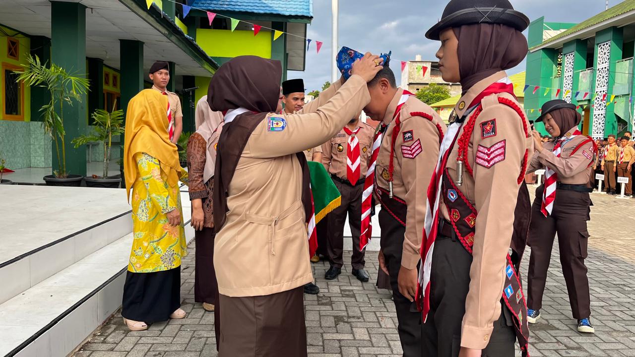 Penyematan Ikat Kepala Jadi Simbol Pelepasan Kontingen Pramuka MTsN 1 Kota Bengkulu Menuju Jambore Nasional 2026