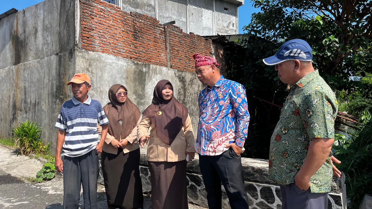 Ka.MTsN 1 Kota Bengkulu Dampingi Kadis PLH Tinjau Pembersihan Saluran Drainase Gerbang Madrasah