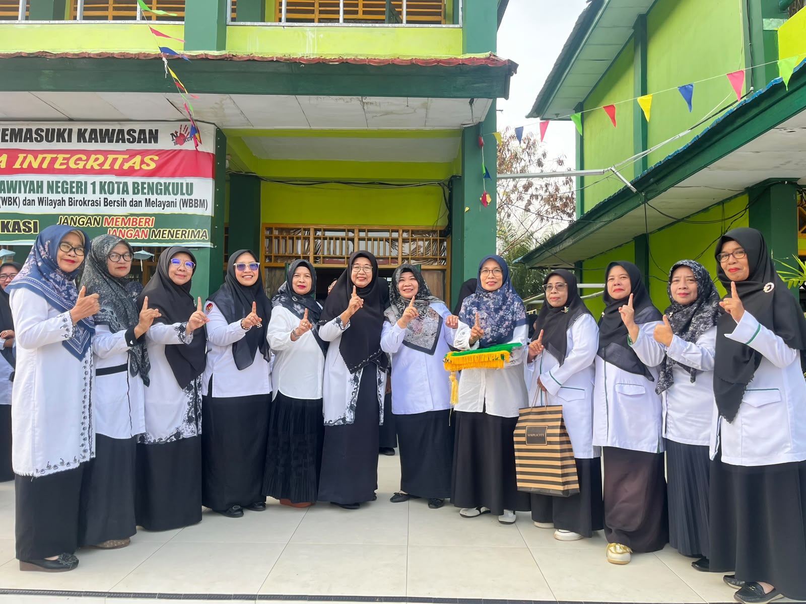 Penuh Haru, MTsN 1 Kota Bengkulu Lepas Guru Purna Bakti dan Pindah Tugas