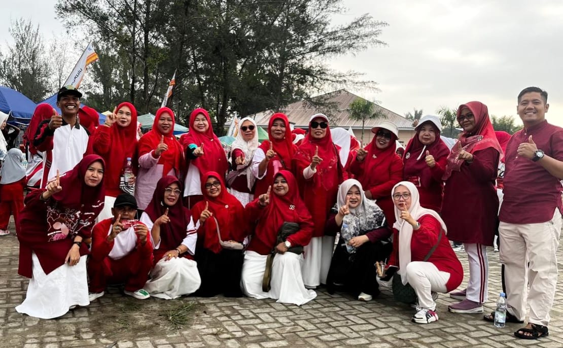 Meriahkan HUT RI ke-81, Keluarga Besar MTsN 1 Kota Bengkulu Ramaikan Jalan Santai Merah Putih