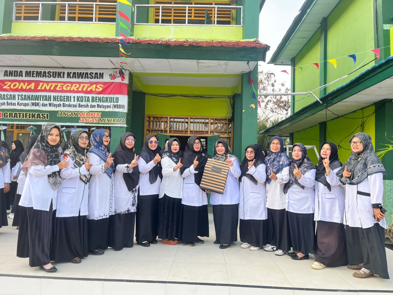 Tanda Terima Kasih, Ka.MTsN 1 Kota Bengkulu Lepas Guru Menuju Tugas Baru