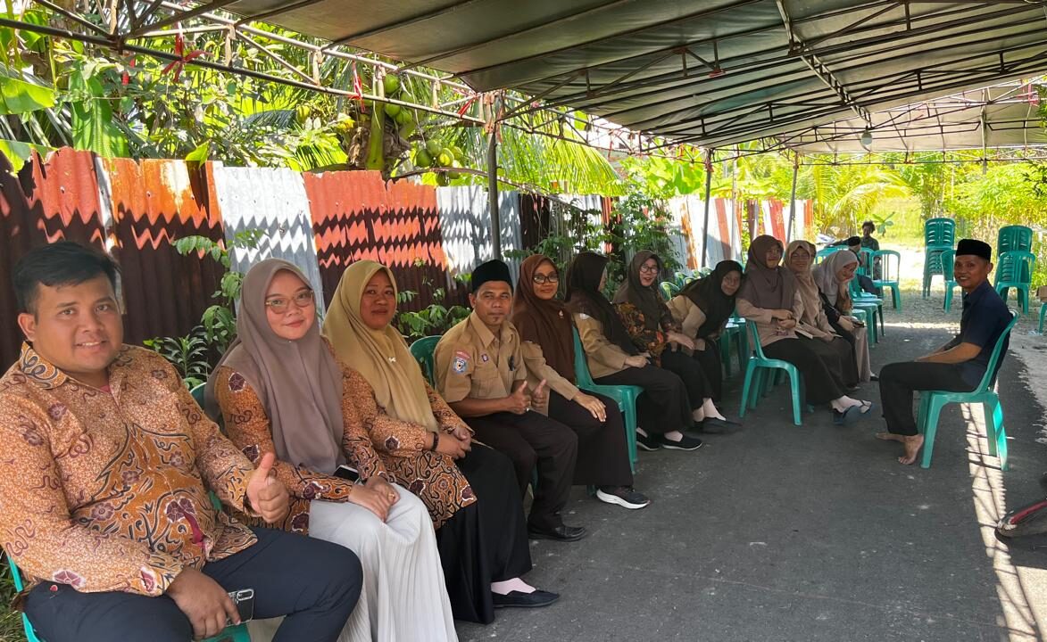 Keluarga Besar MTsN 1 Kota Bengkulu Sampaikan Belasungkawa, Kunjungi Kediaman Orang Tua Guru