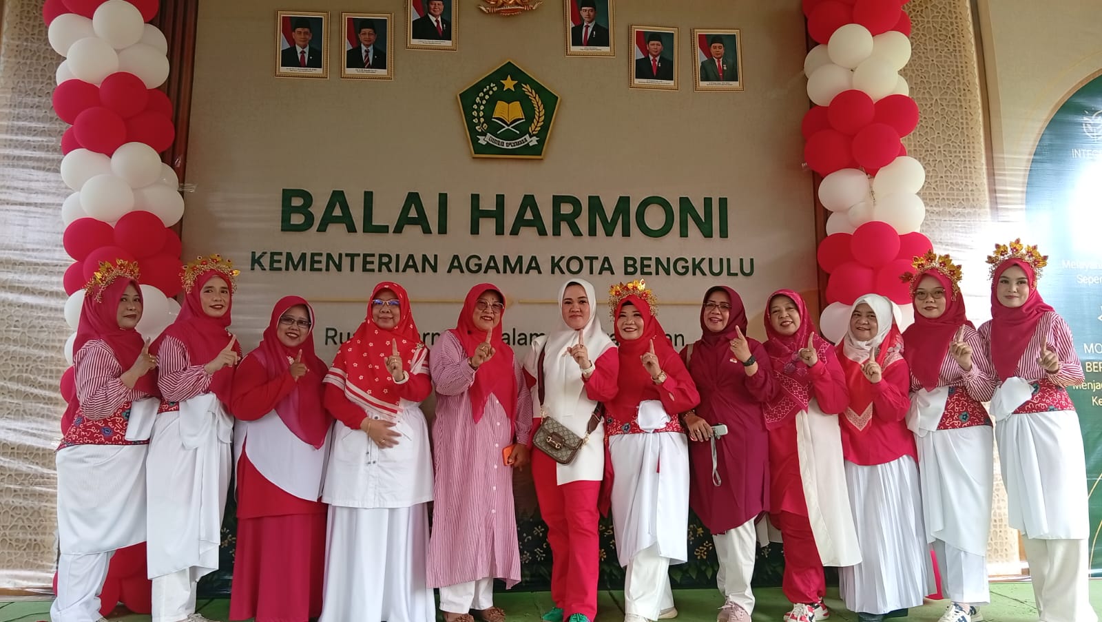 Kompak dan Penuh Semangat! Keluarga Besar MTsN 1 Meriahkan Festival Tari Sapu Tangan Kemenag Kota Bengkulu