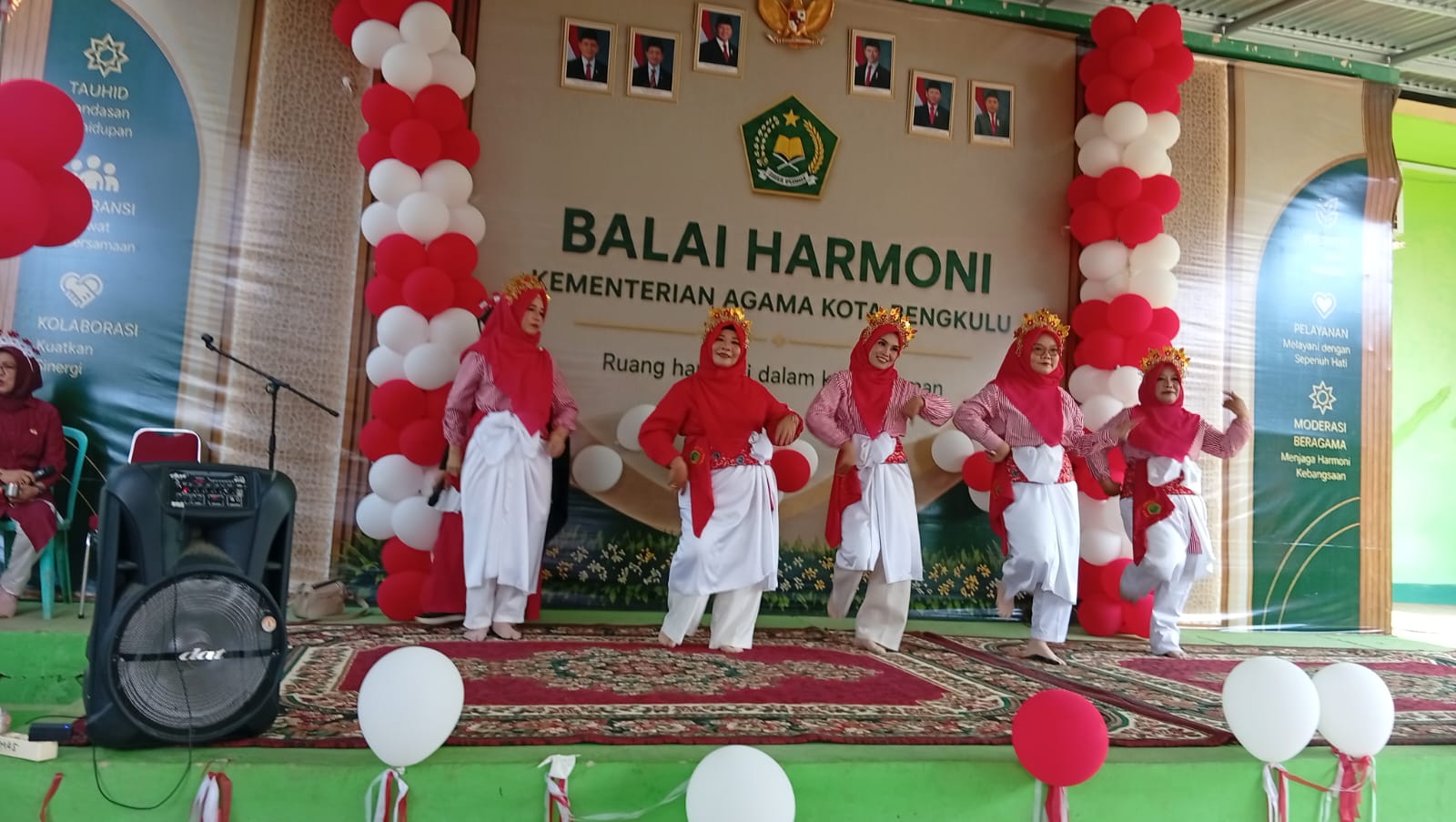 Semangat Kemerdekaan: Ka.MTsN 1 Kota Bengkulu Tampil Kompak di Festival Tari Sapu Tangan Harmoni