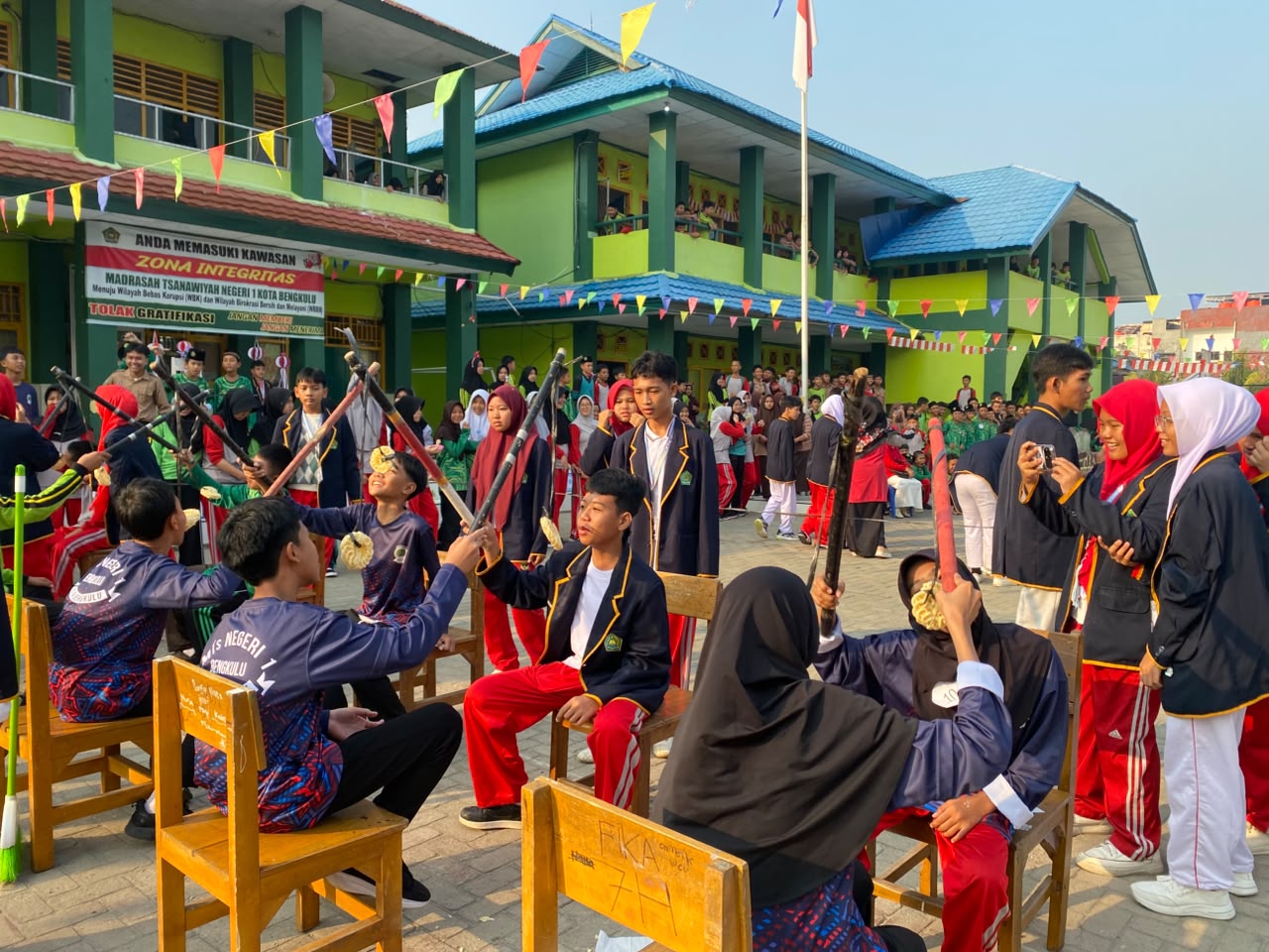Semarak HUT RI ke-81, MTsN 1 Kota Bengkulu Gelorakan PORSENI Kemerdekaan dengan Ragam Lomba