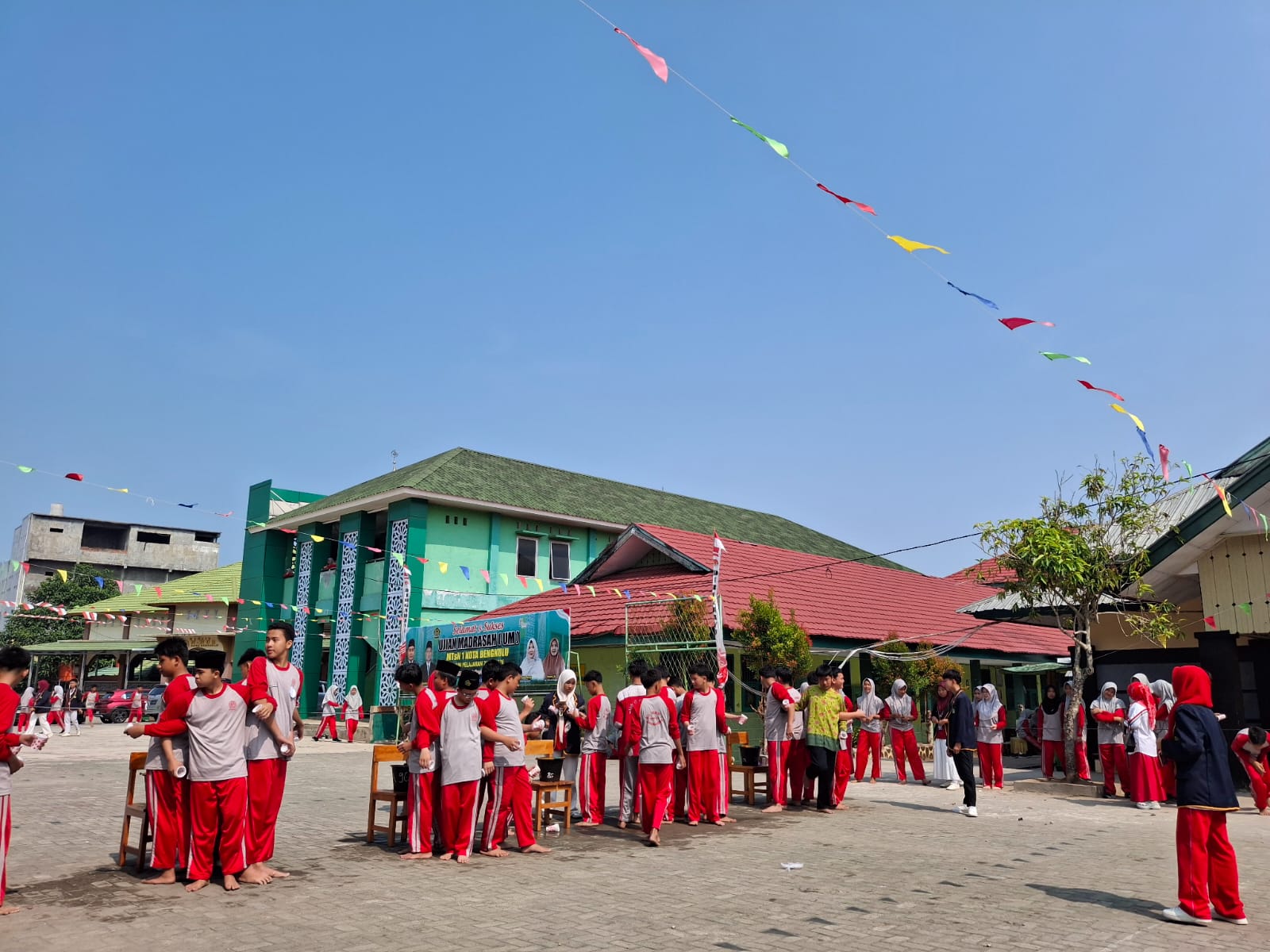 Penuh Tawa dan Semangat, Siswa MTsN 1 Kota Bengkulu Ramaikan Lomba Gurita Air