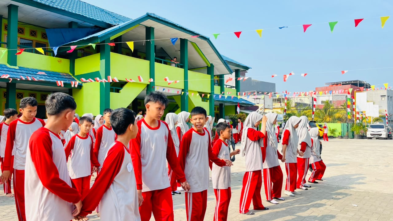 Adu Kekompakan dan Kecepatan, Siswa MTsN 1 Kota Bengkulu Meriahkan Lomba Estafet Sarung