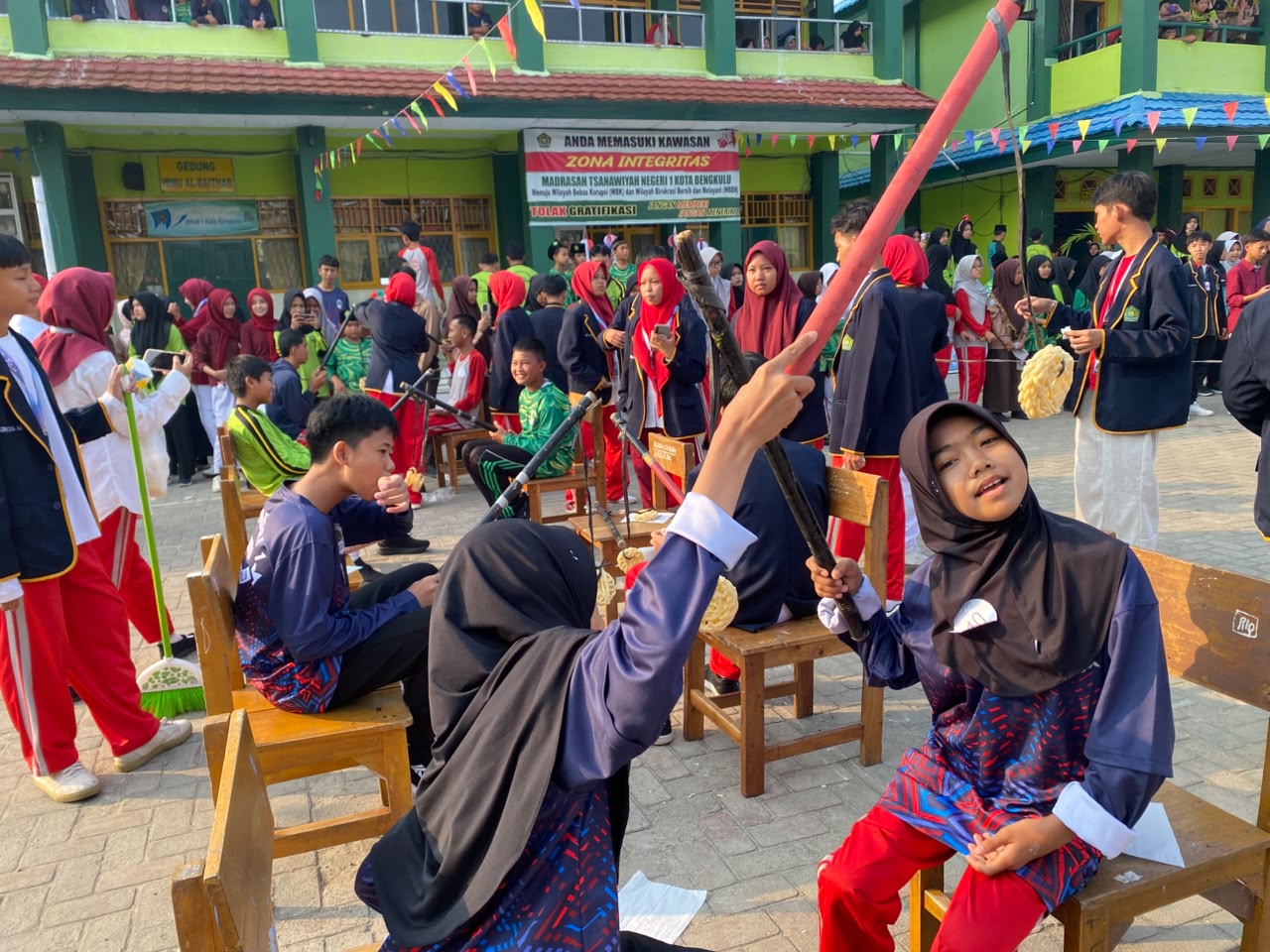 Tak Sekadar Lomba, Mancing Kerupuk Jadi Ajang Seru Pererat Kekompakan Siswa MTsN 1 Kota Bengkulu