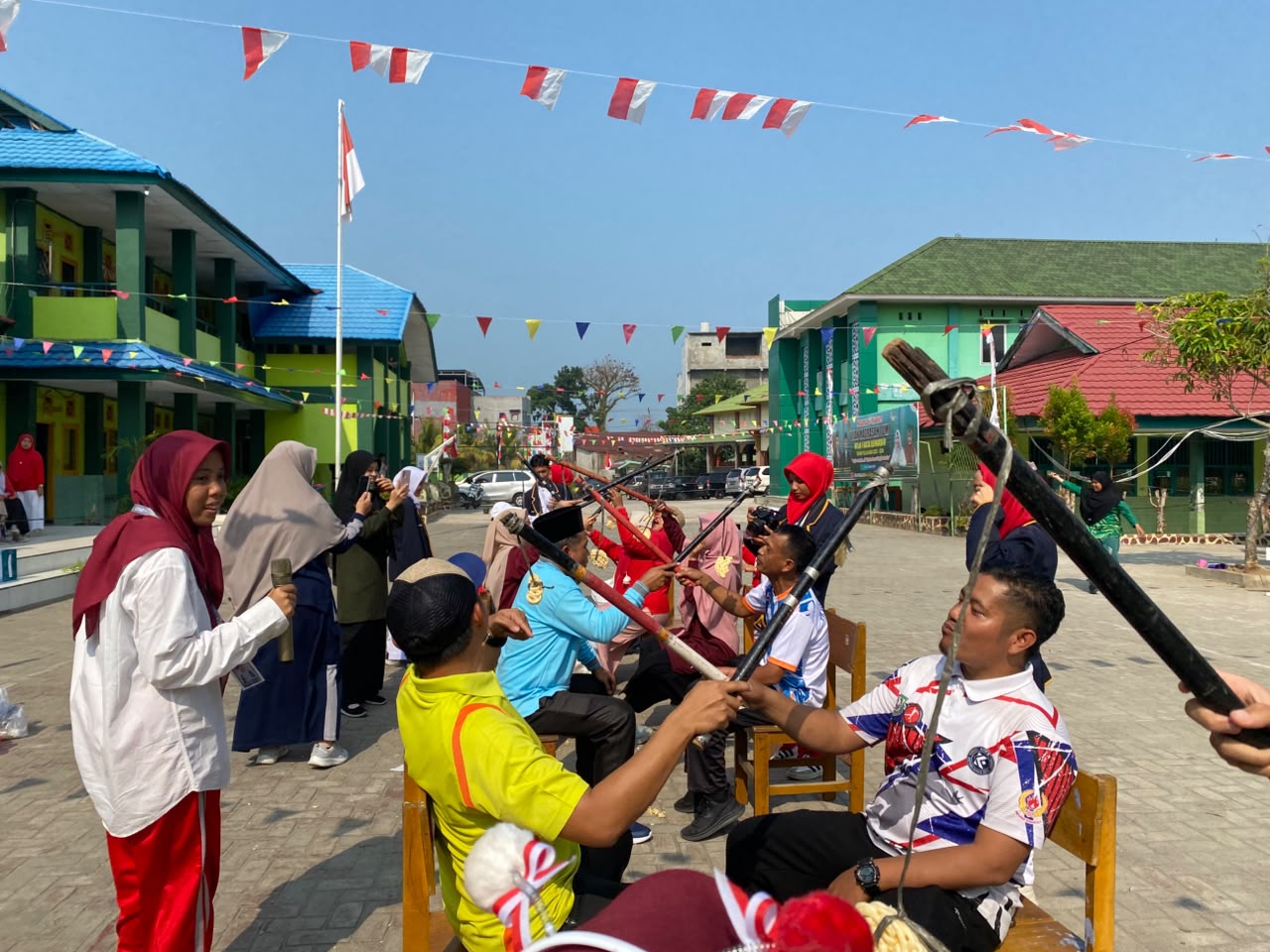 Bukan Hanya Siswa, Guru MTsN 1 Kota Bengkulu Ikut Unjuk Ketangkasan di Lomba Mancing Kerupuk
