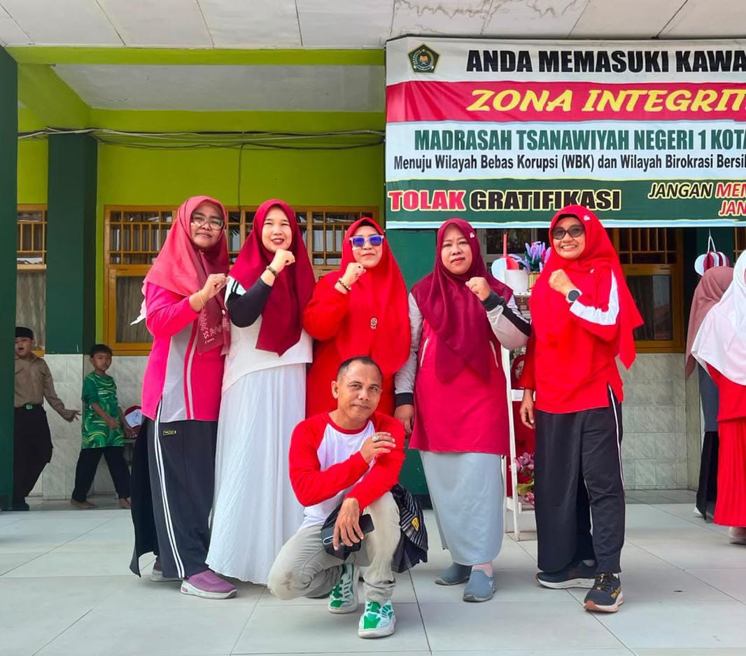 Semangat Merah Putih, Staf TU MTsN 1 Kota Bengkulu Siap Ramaikan Ragam Lomba PORSENI Kemerdekaan HUT RI ke-81