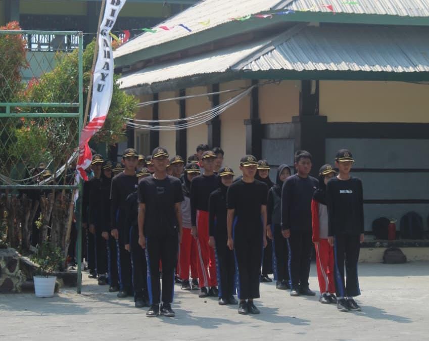 Langkah Tegap Menuju Hari Kemerdekaan, Paskibra MTsN 1 Kota Bengkulu Matangkan Persiapan HUT RI ke-81