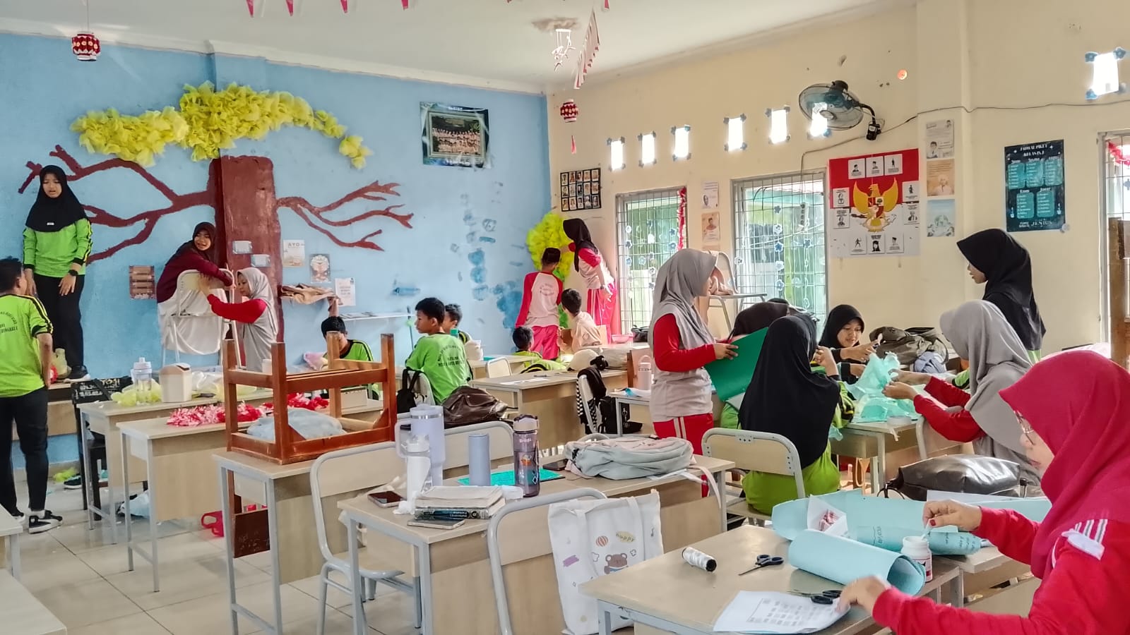 Kolaborasi Hebat Sambut Kemerdekaan! Siswa, Wali Kelas, dan Wali Siswa MTsN 1 Kota Bengkulu Bersiap di Lomba Kreasi Kelas