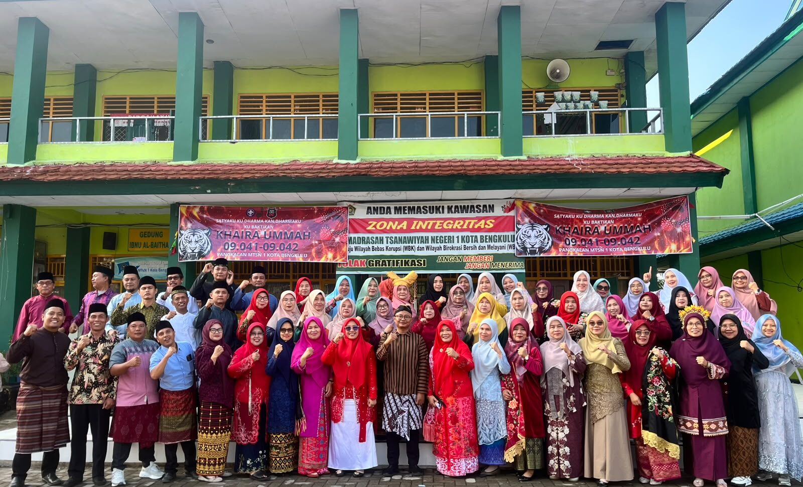 Guru dan Staf TU MTsN 1 Kota Bengkulu Tampil Berbalut Pakaian Adat dalam Upacara HUT RI ke-81