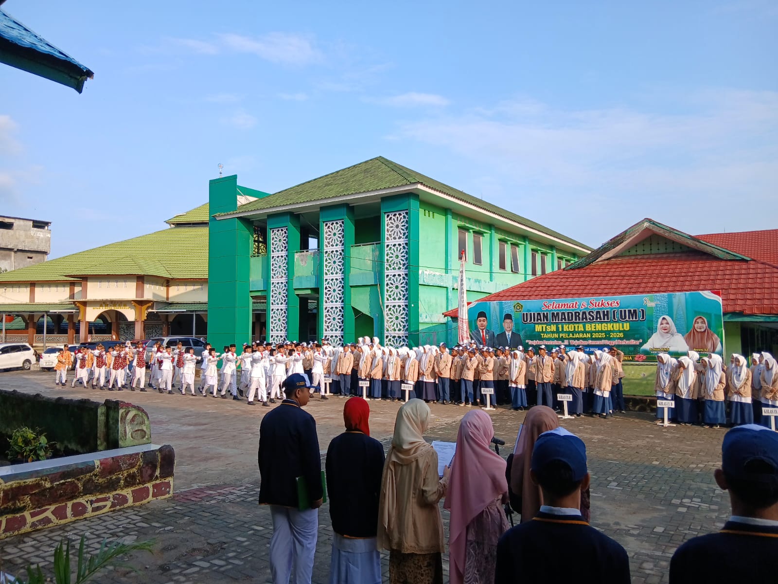Siswa MTsN 1 Kota Bengkulu Khidmat Ikuti Upacara HUT RI ke-81