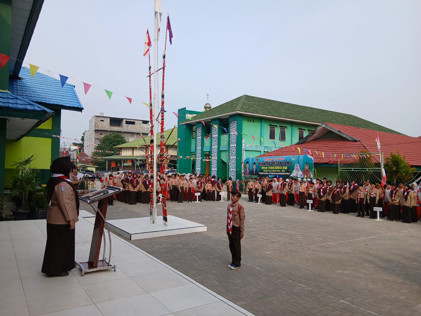 Ka.MTsN 1 Kota Bengkulu Pimpin Upacara Hari Pramuka Nasional 2026