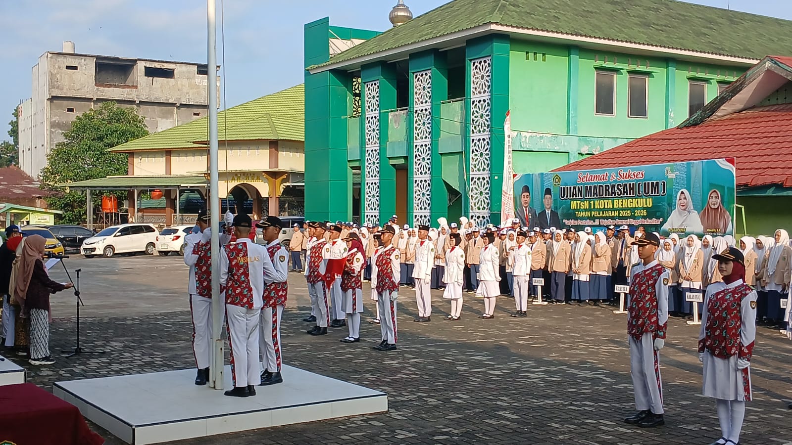 Langkah Tegap, Semangat Membara! Tim Paskibra MTsN 1 Kota Bengkulu Sukses Kibarkan Sang Saka di HUT RI ke-81