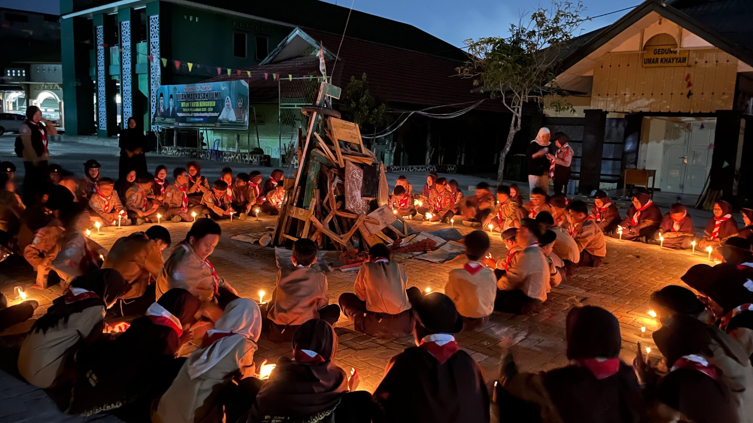 Penuh Haru dan Semangat, Malam Pengukuhan Calang Khairah Ummah MTsN 1 Diwarnai Renungan dan Api Unggun