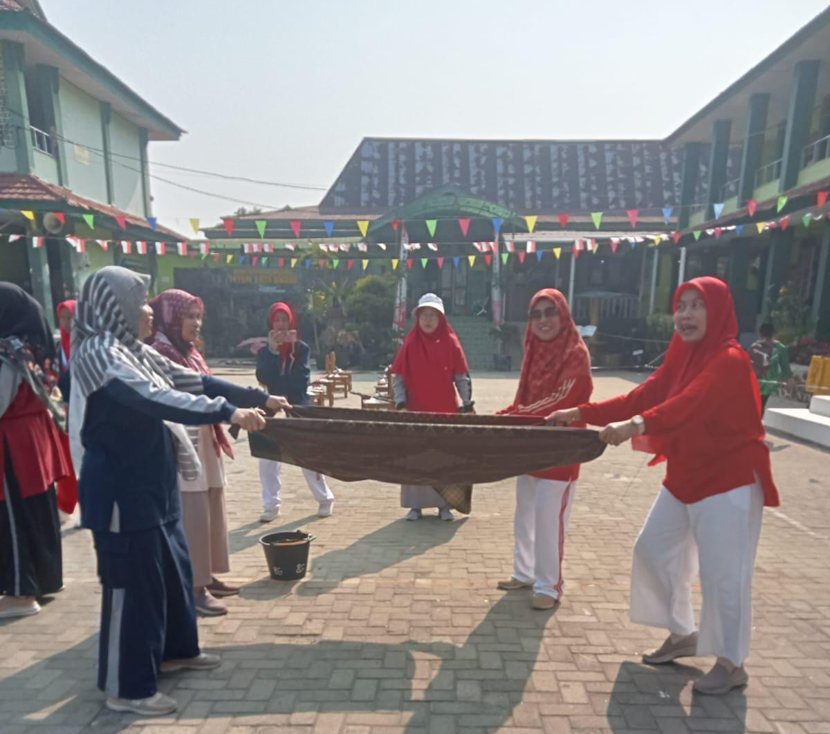 HUT RI ke-81 Makin Meriah, Guru MTsN 1 Kota Bengkulu Adu Kekompakan dalam Lomba Oper Bola Sarung