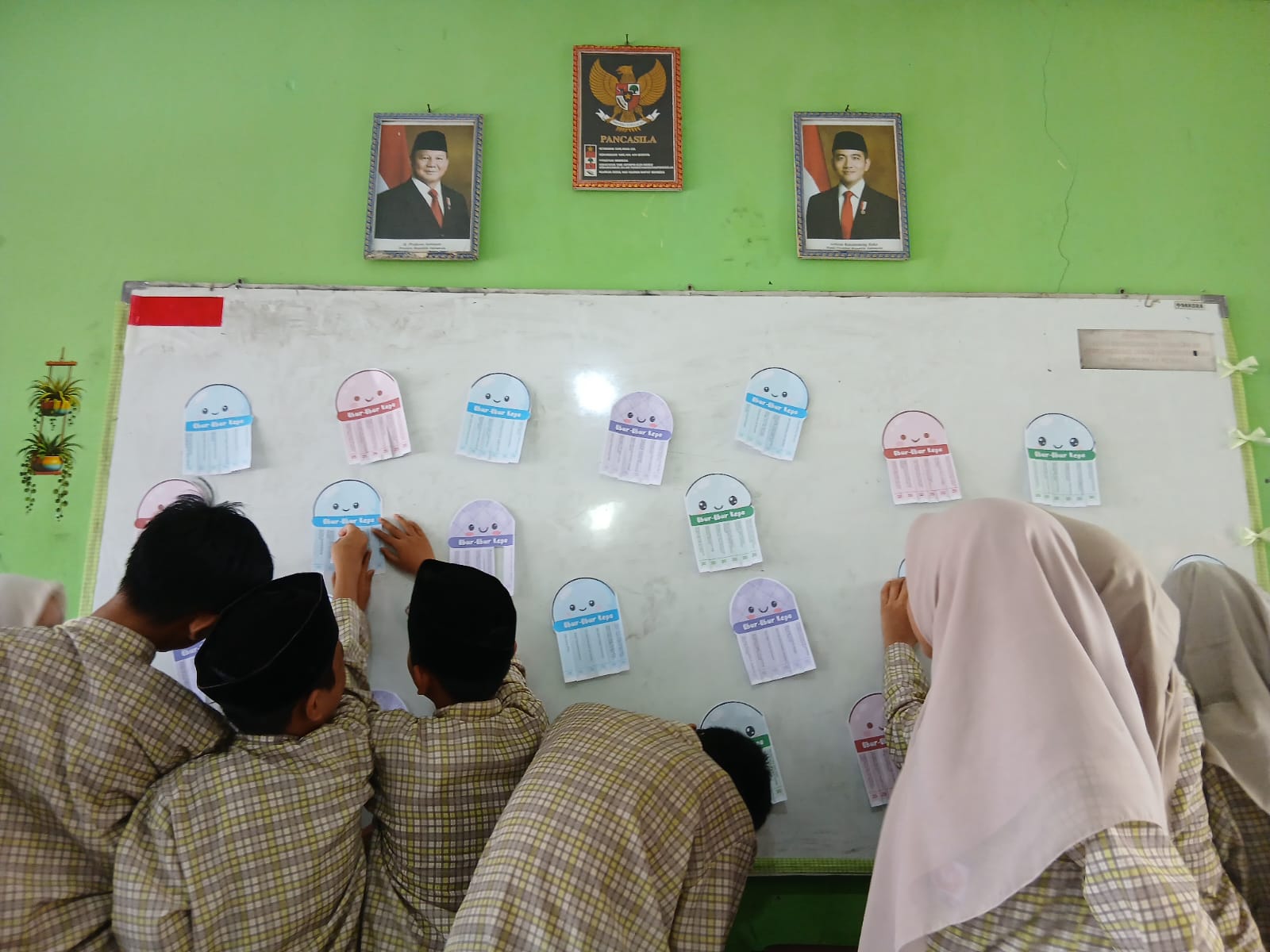 Seru dan Kreatif!: Siswa MTsN 1 Kota Bengkulu Belajar PPKn dengan “Ubur-Ubur Kepo”