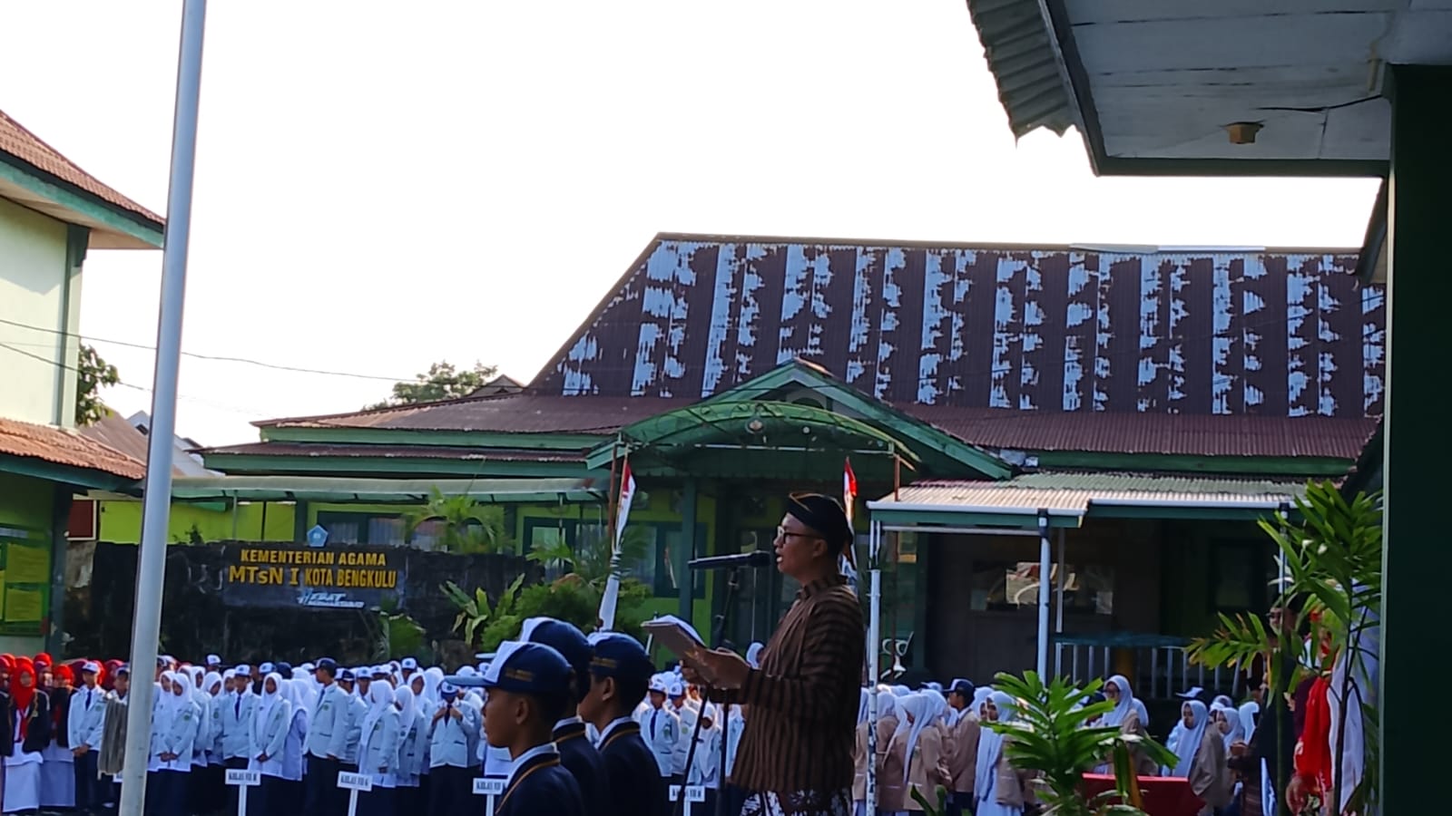 Bawakan Amanat Menteri Agama, Henggar Wiecaksono, S.Pd Pimpin Upacara HUT RI ke-81 di MTsN 1 Kota Bengkulu