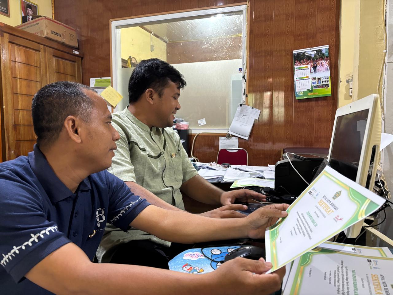 Sigap dan Profesional, Staf TU MTsN 1 Kota Bengkulu Rampungkan Persiapan Sertifikat Workshop