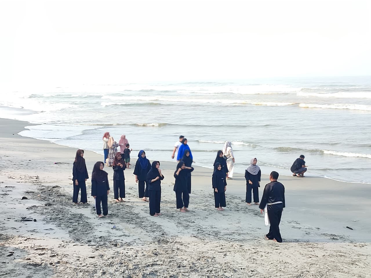 Asah Ketangguhan dan Disiplin, Siswa Boarding MTsN 1 Kota Bengkulu Latihan Bela Diri Silat di Pantai Panjang