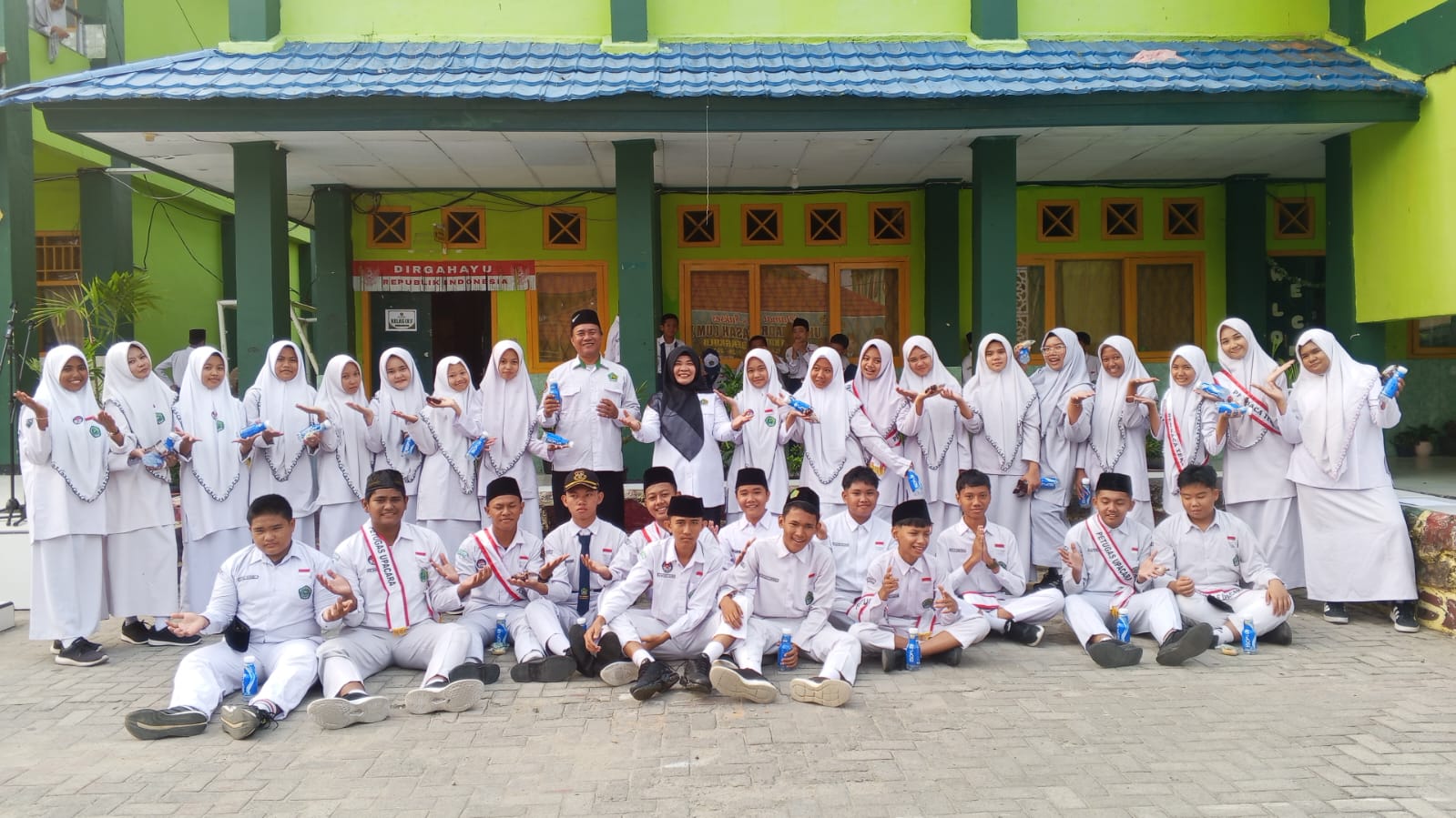 Kompak dan Sukses Jalankan Tugas, Petugas Upacara Kelas IX C Dapat Apresiasi Spesial dari Wali Kelas