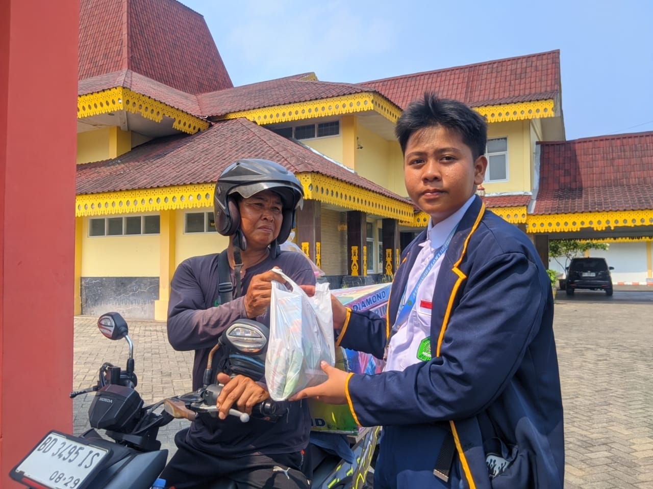 Tak Hanya untuk Warga Madrasah, Madrasah Berbagi MTsN 1 Kota Bengkulu Hadir untuk Sesama