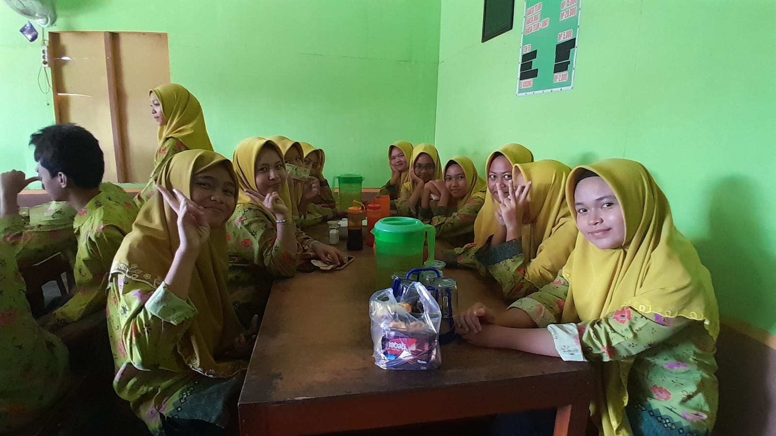 Jalin Keakraban, Keluarga Besar Kelas IX E MTsN 1 Kota Bengkulu Semakin Kompak