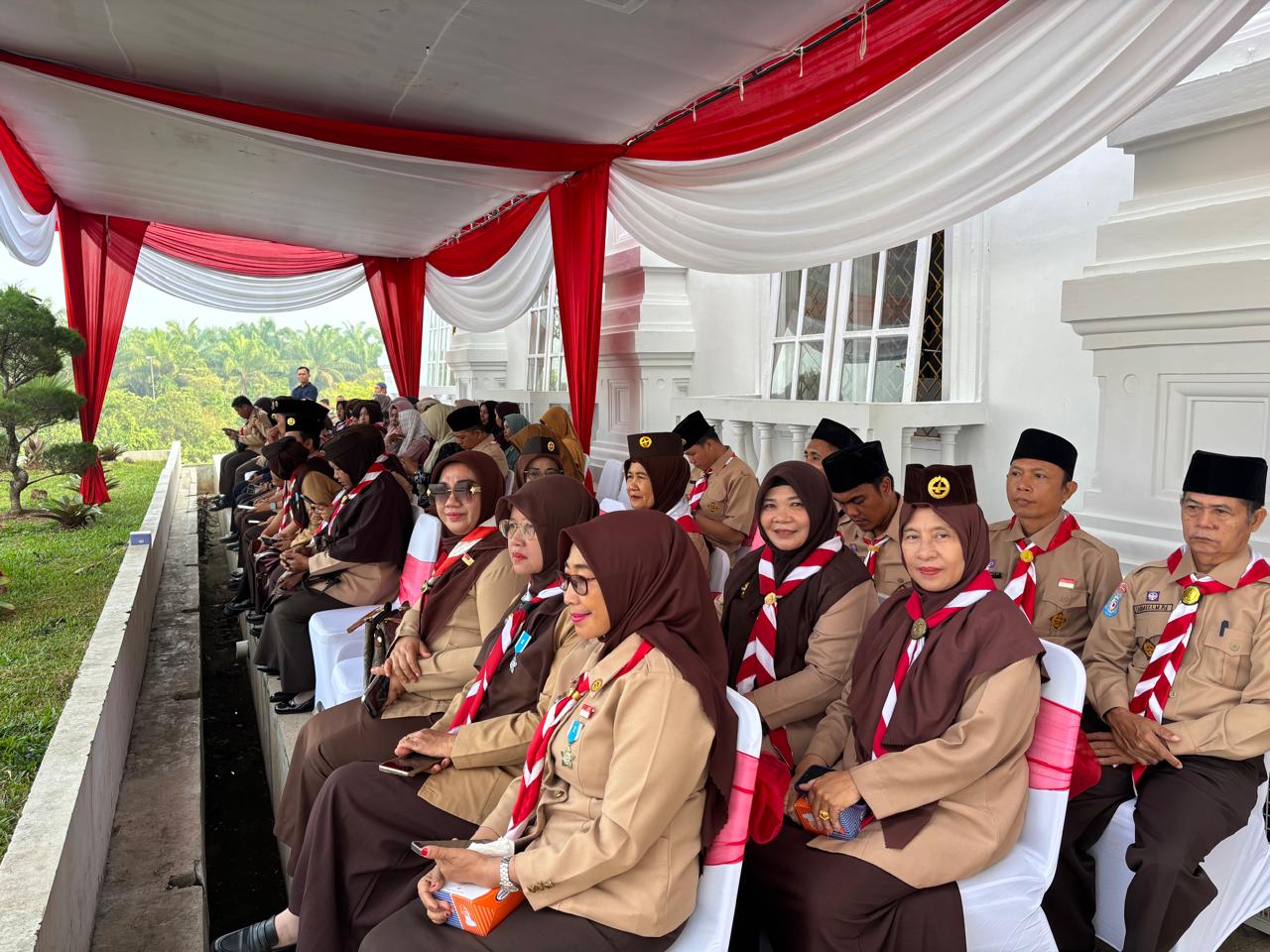 Ka.MTsN 1 Kota Bengkulu Bersama Pembina Pramuka Hadiri Upacara Hari Pramuka ke-65 Sekaligus Penyambutan Peserta Jamnas XII