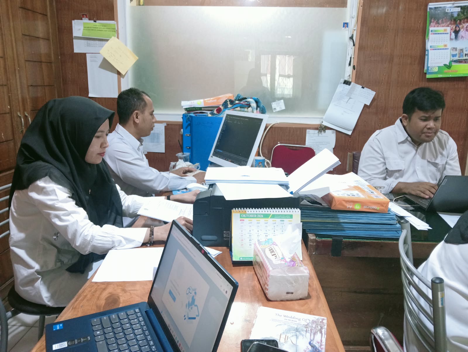 Gerak Cepat dan Teliti, Staf TU MTsN 1 Kota Bengkulu Cetak Rapor Bulanan Siswa