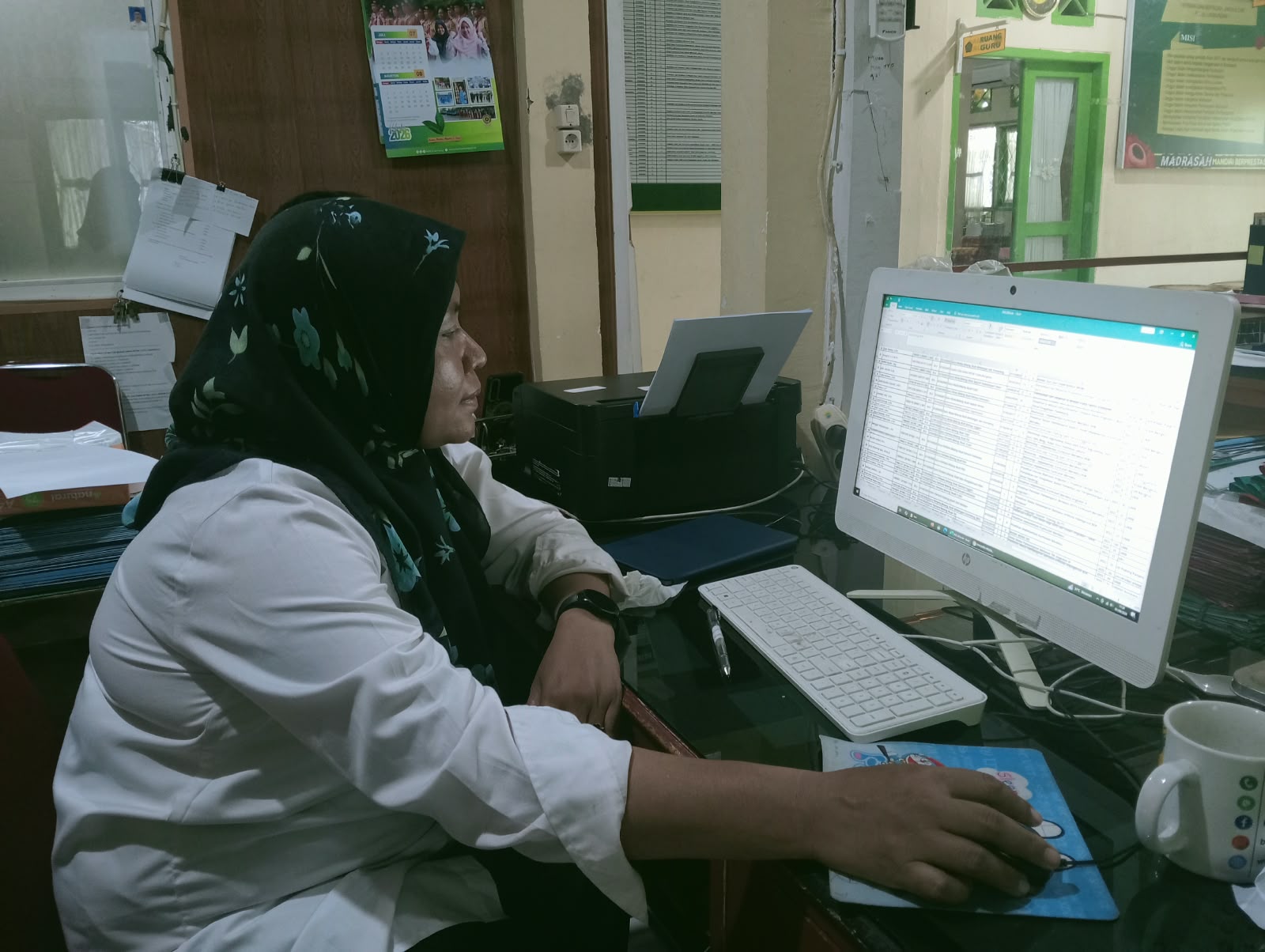 Sigap Perbarui Data Kepegawaian, Staf TU MTsN 1 Kota Bengkulu Mendata Perubahan DUK Pegawai