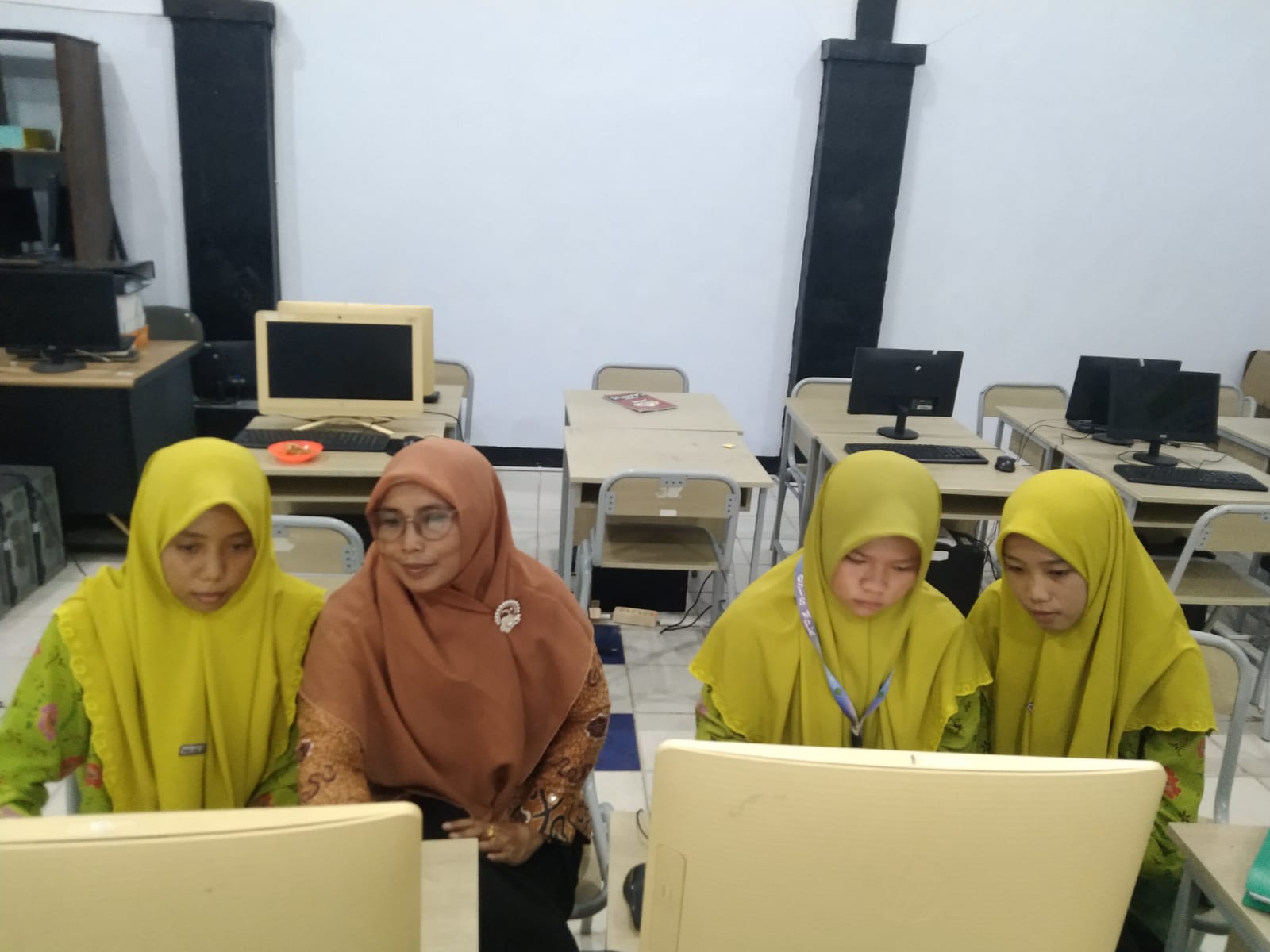 Bersama Pembimbing, Tim 2 Riset MTsN 1 Kota Bengkulu Matangkan Kesiapan Menuju OMI