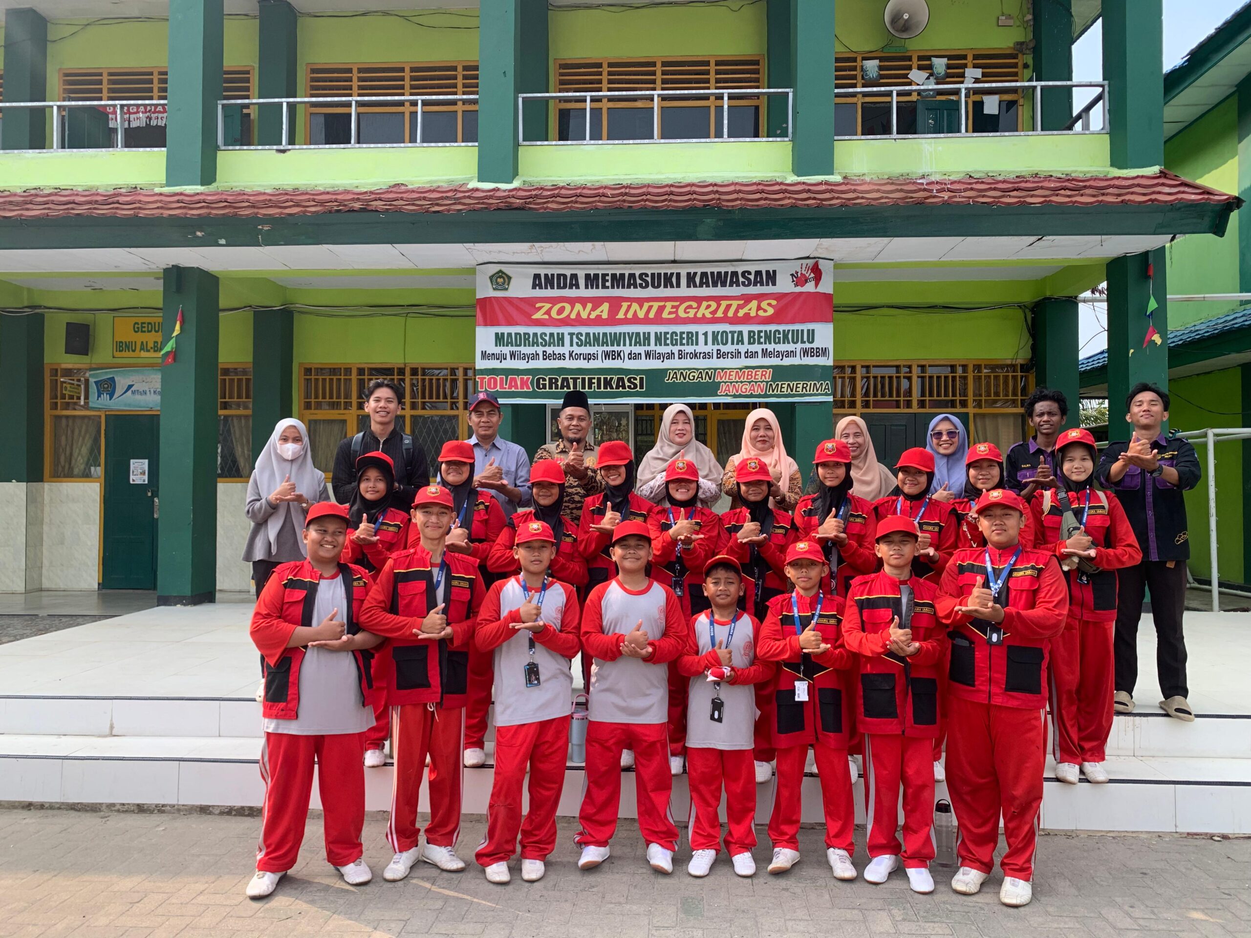 Siap Berjuang di KPMD 2026, Waka Kesiswaan Lepas Kontingen Pramuka Khaira Ummah MTsN 1 Kota Bengkulu