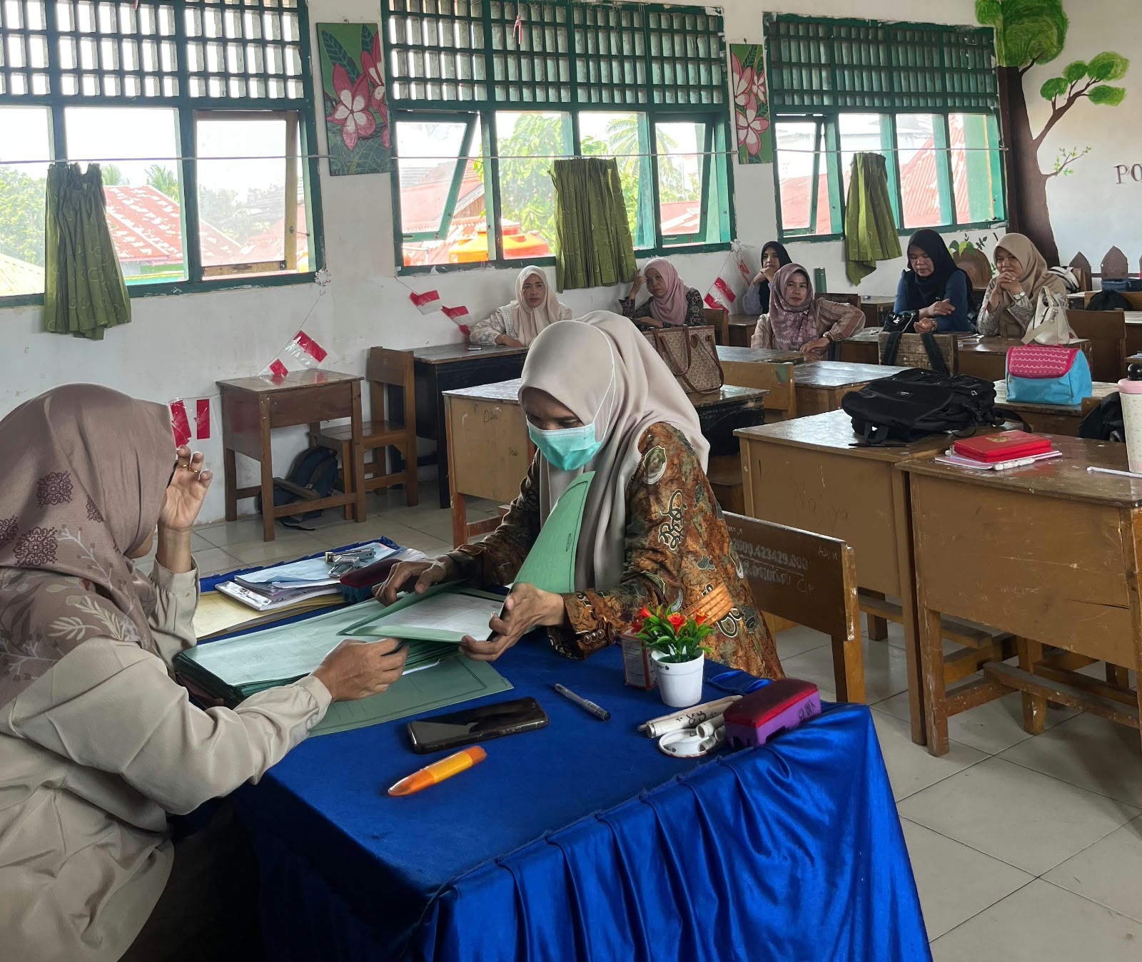 Pantau Hasil Belajar, Wali Murid dan Siswa Kelas 8B MTsN 1 Kota Bengkulu Terima Rapor Bulanan