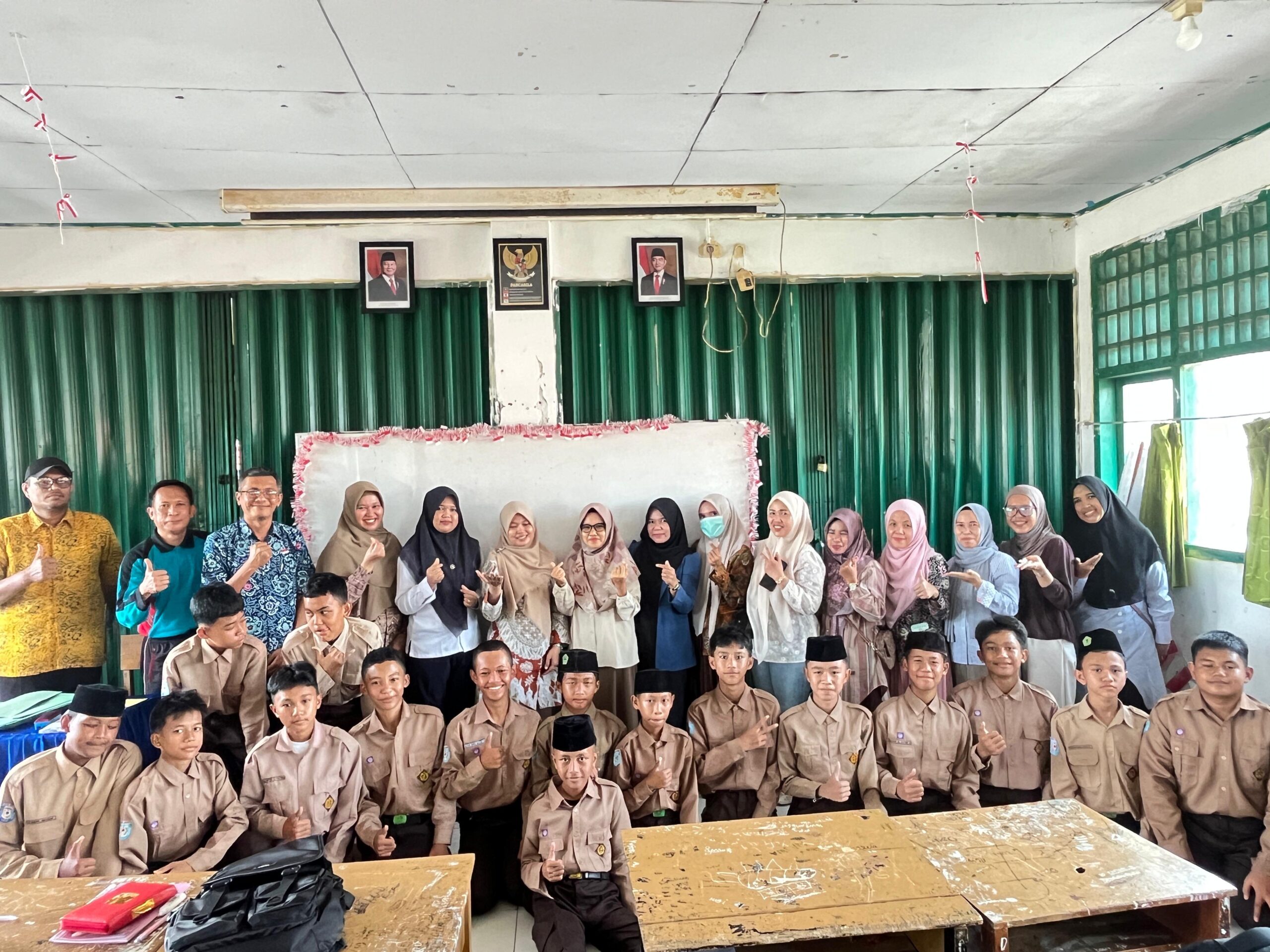 Wali Murid Antusias Terima Rapor, Perkembangan Belajar Siswa Kelas 8B MTsN 1 Kota Bengkulu Terpantau